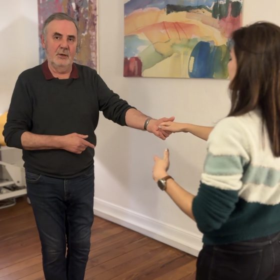 Francis montre un guidage bras tendu à une élève pendant un cours particulier