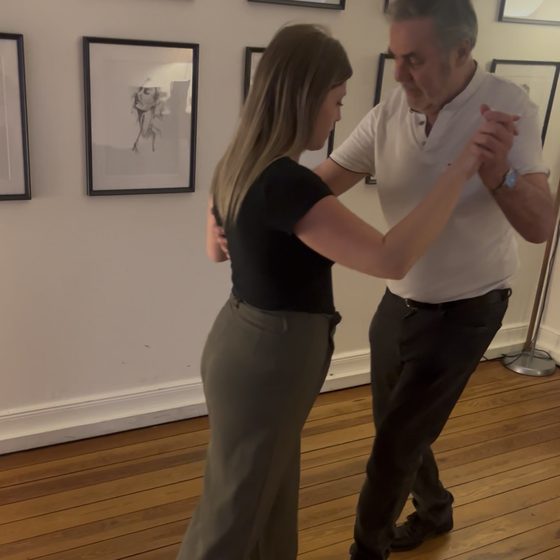Francis guide une élève en position de danse pendant un cours particulier