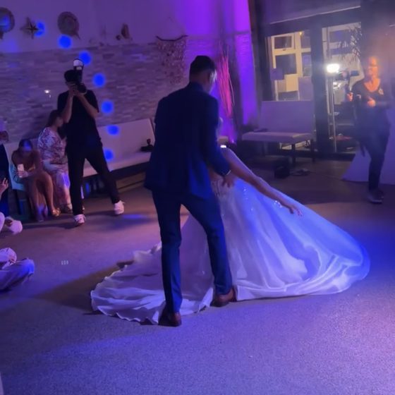 Les mariés dansent leur ouverture de bal, la robe déployée sur la piste