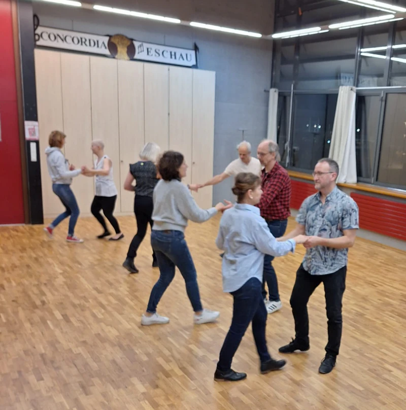 Des couples en cours de west coast swing dans la salle Concordia à Eschau